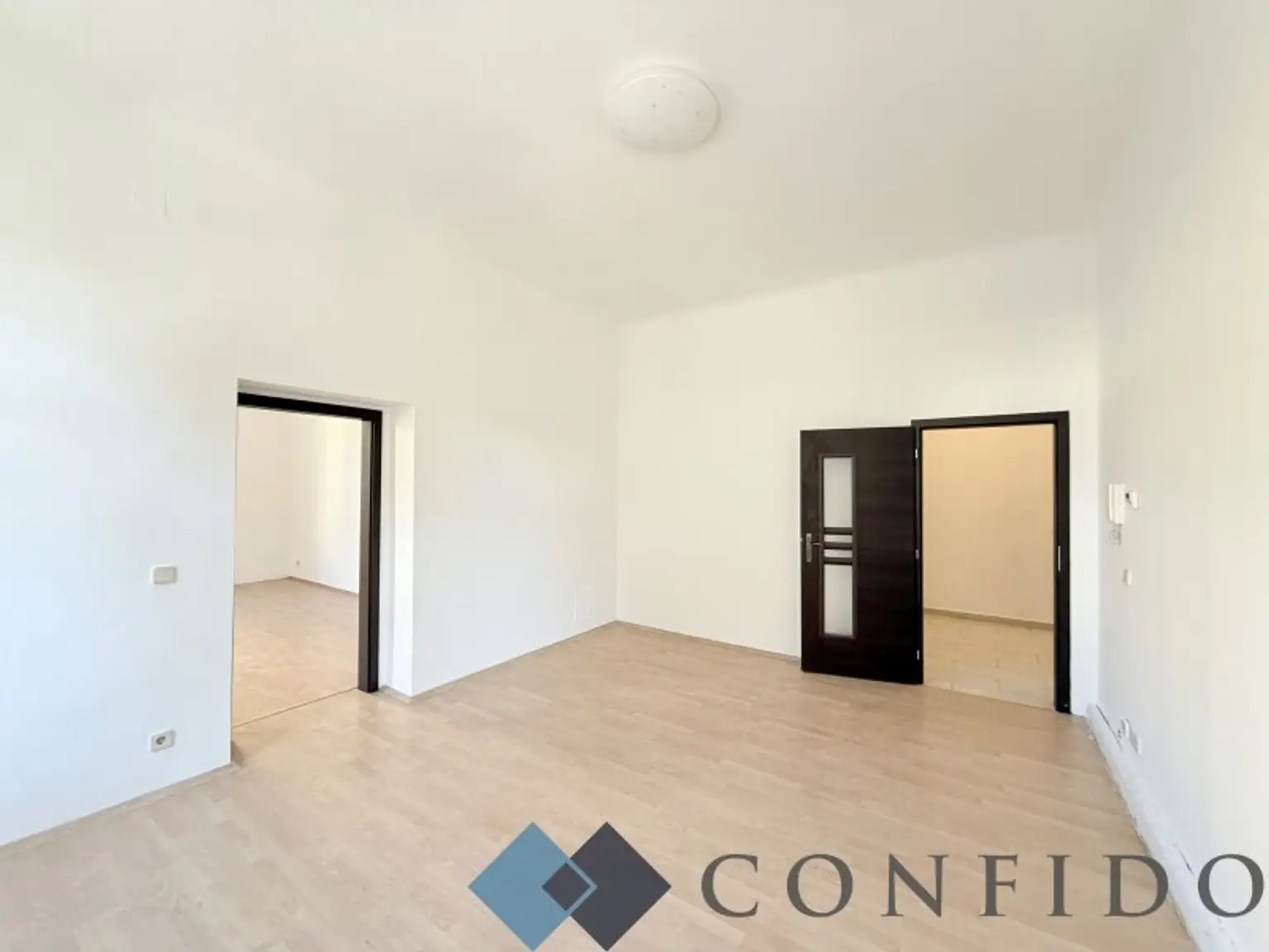 2 Zimmer Altbauwohnung mit Gestaltungspotenzial in begehrter Lage