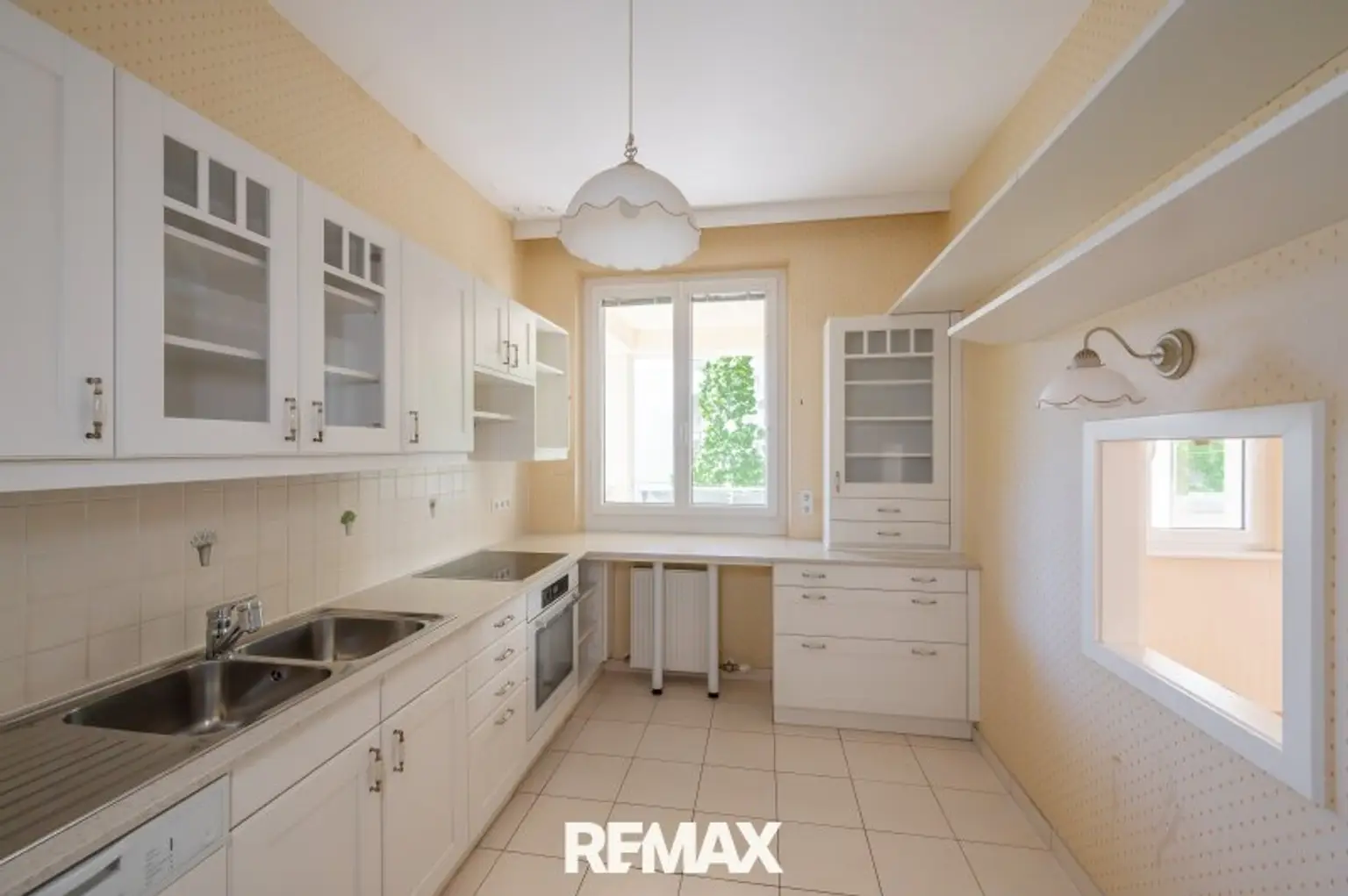 Küche mit Durchreiche zum Wohnzimmer