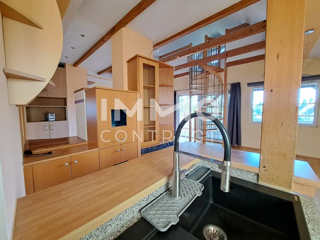 Großzügige Dachwohnung inklusive Eigengarten, Garage und Keller