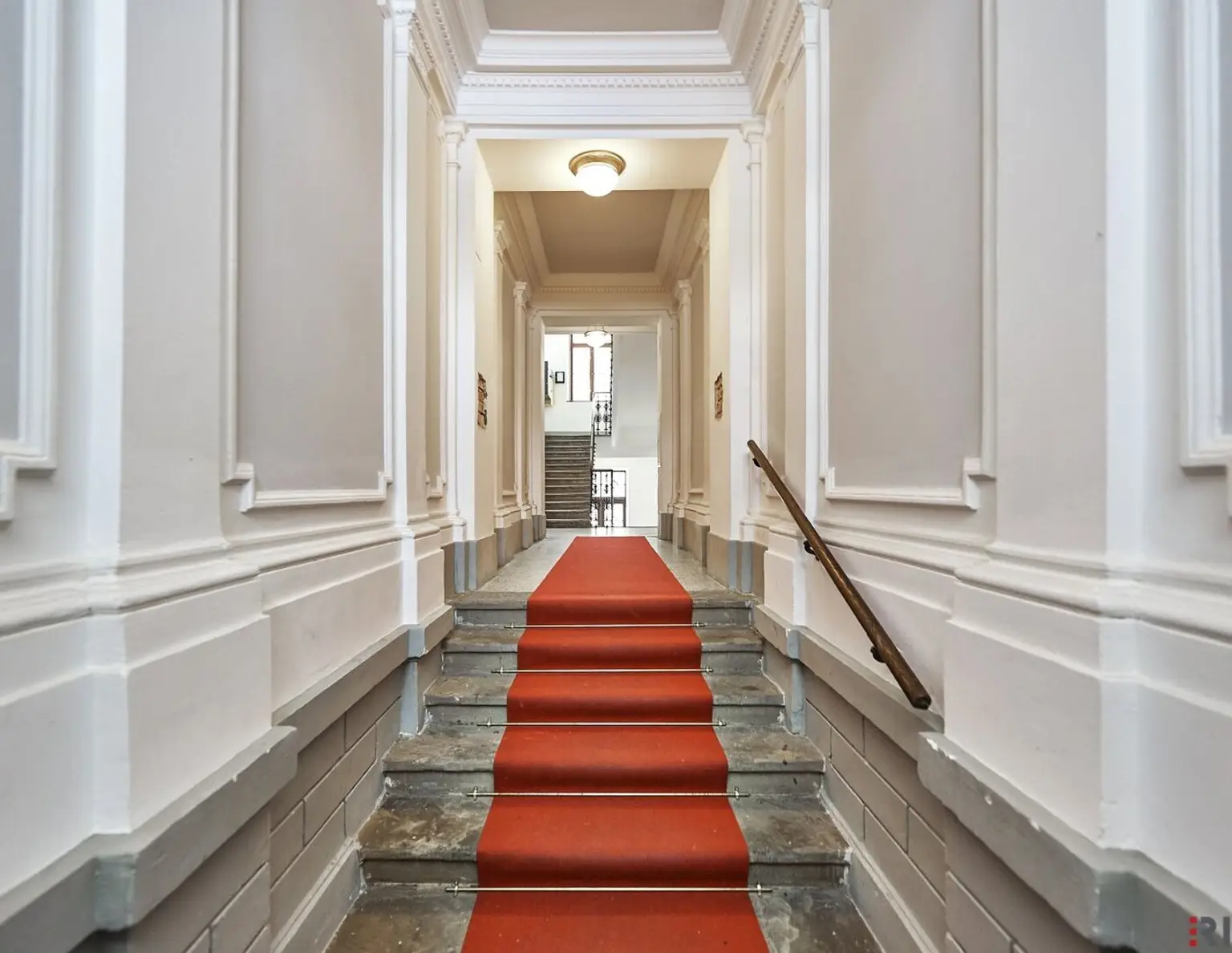 INVESTMENT IN BESTLAGE NÄHE 1. BEZIRK | Unbefristet vermietete Altbauwohnung mit baubewilligter Loggia | Repräsentatives Jahrhundertwendehaus | 3.OG