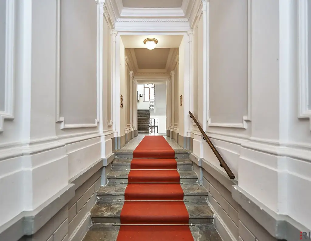 INVESTMENT IN BESTLAGE NÄHE 1. BEZIRK | Unbefristet vermietete Altbauwohnung mit baubewilligter Loggia | Repräsentatives Jahrhundertwendehaus | 3.OG