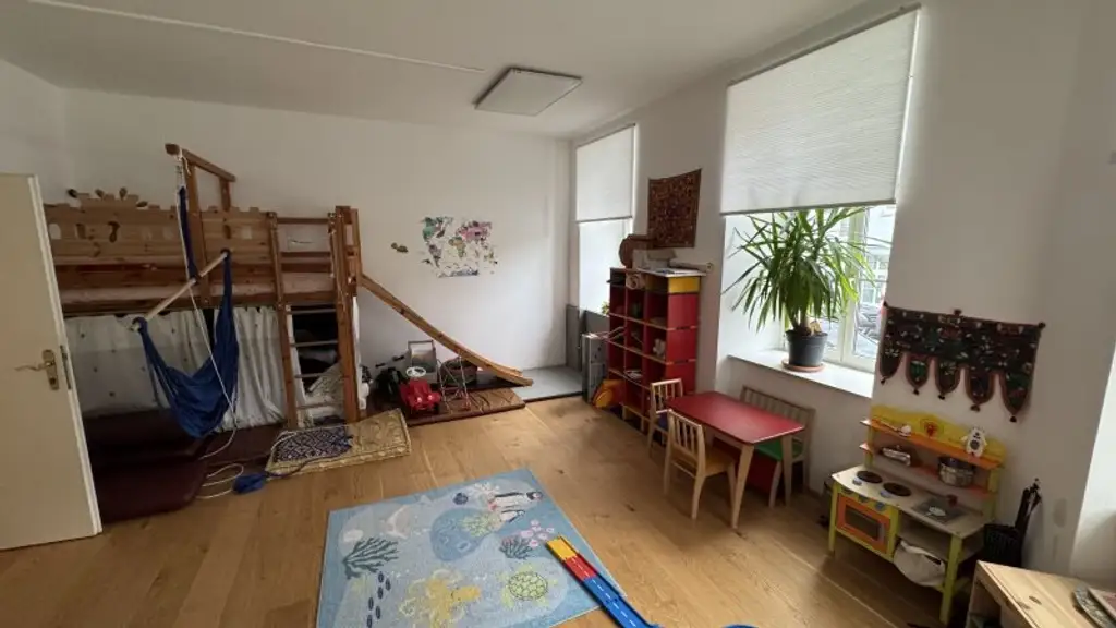 Lage Lage Lage - 99 m² Wohnung mit Potenzial & 4 Zimmern Nähe Kutschkermarkt