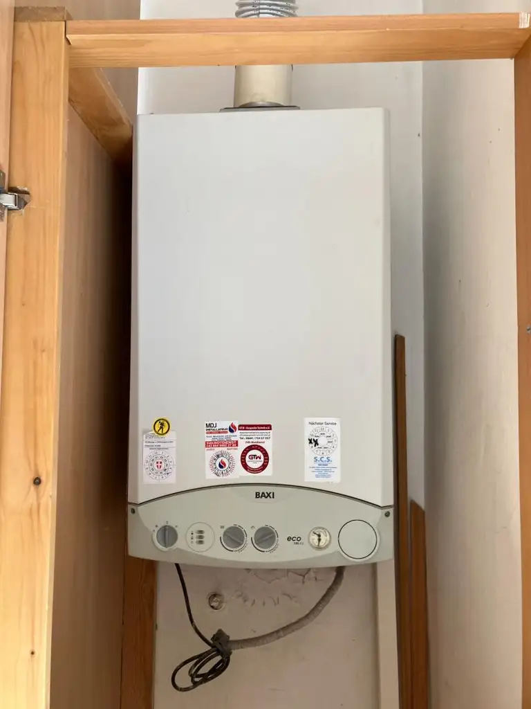 "Under Construction "   Wohnung zum Sanieren.