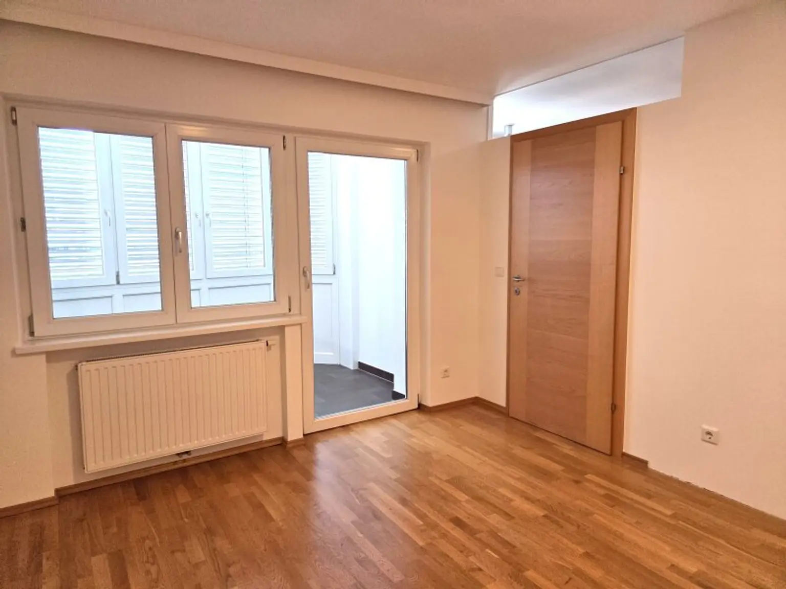 Schlafzimmer mit Zugang zur Loggia
