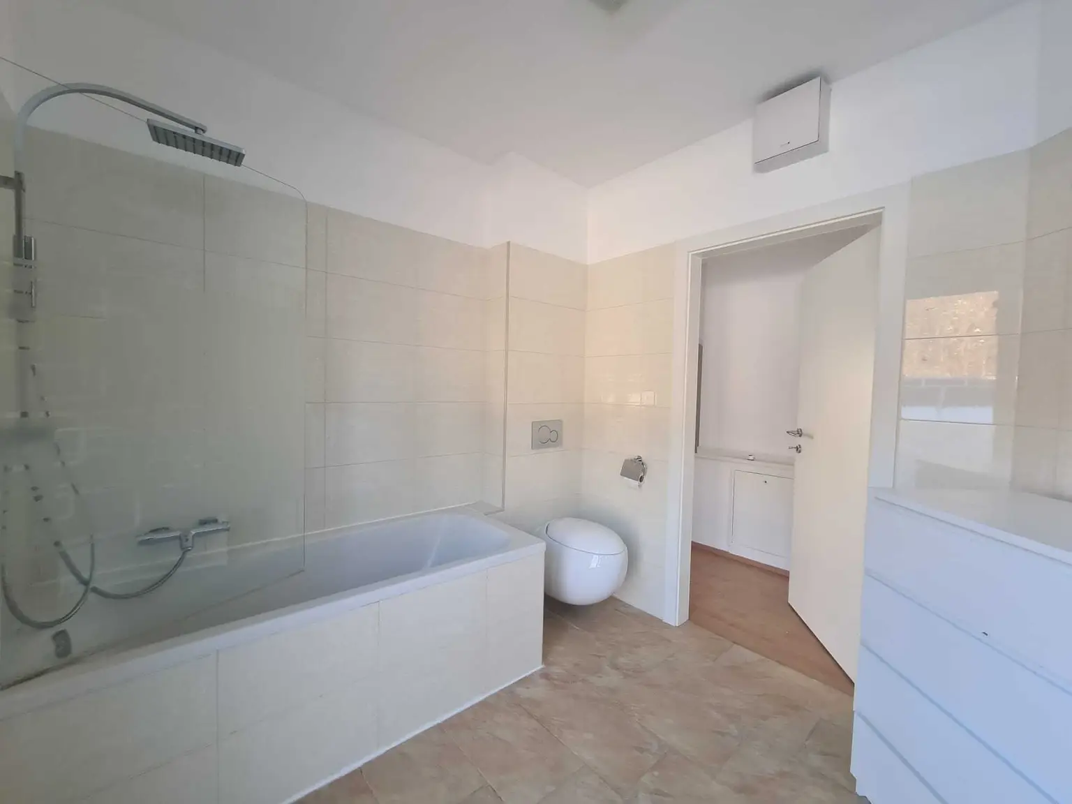 Wundeschöne Maisonettenwohnung mit Dachterrasse, Garten und Carport!