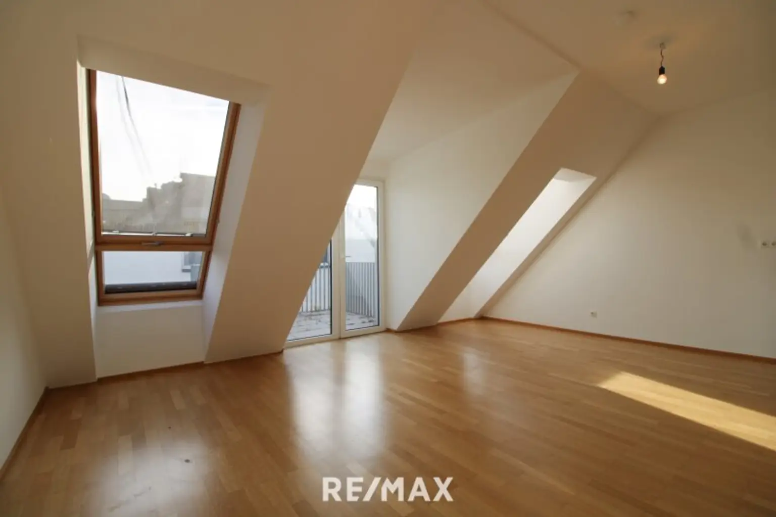 Wohnzimmer mit Dachflächenfenstern