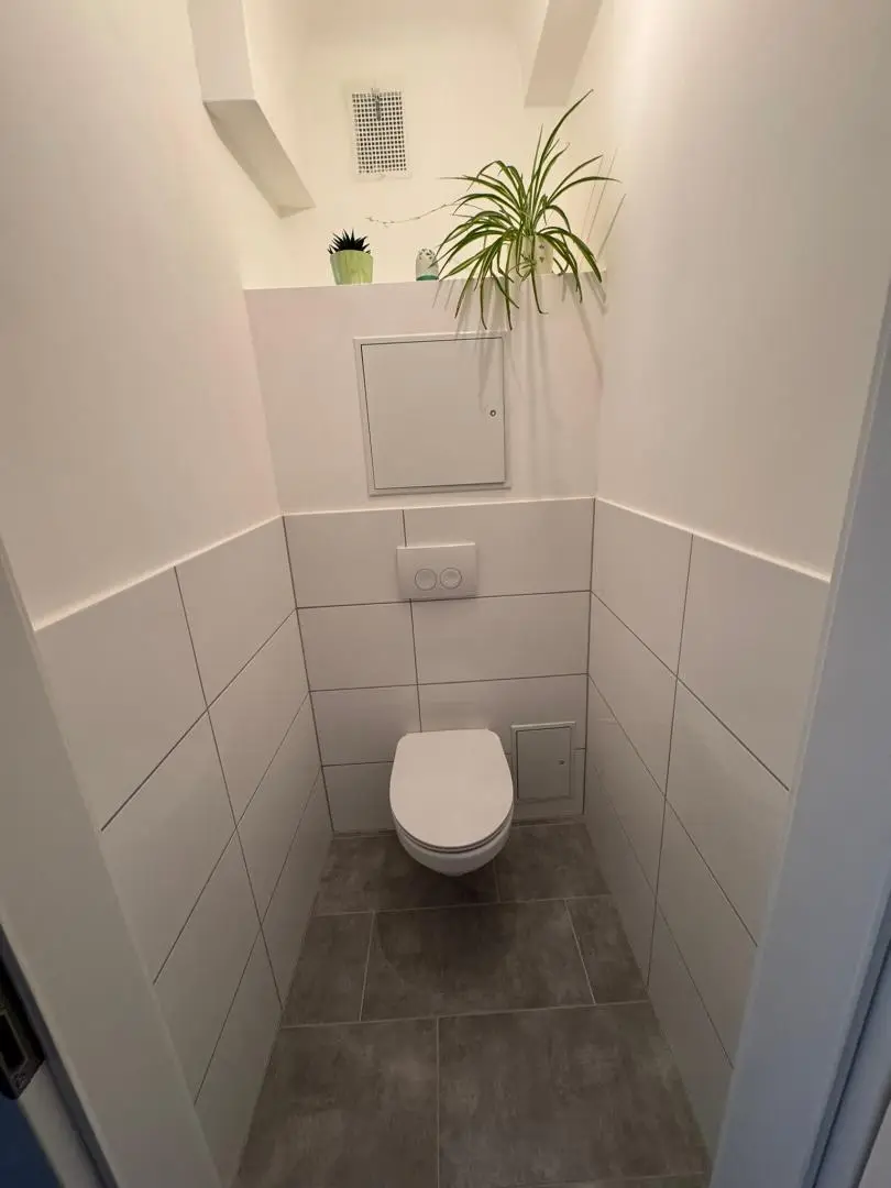 Top sanierte Dachgeschosswohnung in 1180 Wien – ideal für Singles & Paare
