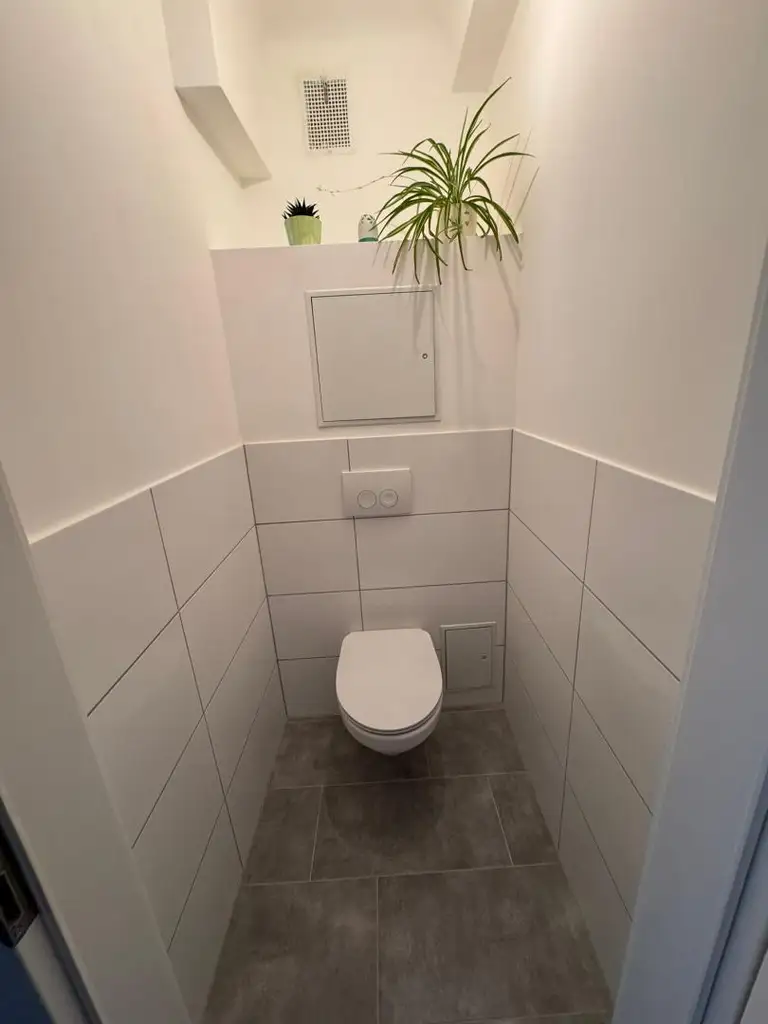 Top sanierte Dachgeschosswohnung in 1180 Wien – ideal für Singles & Paare