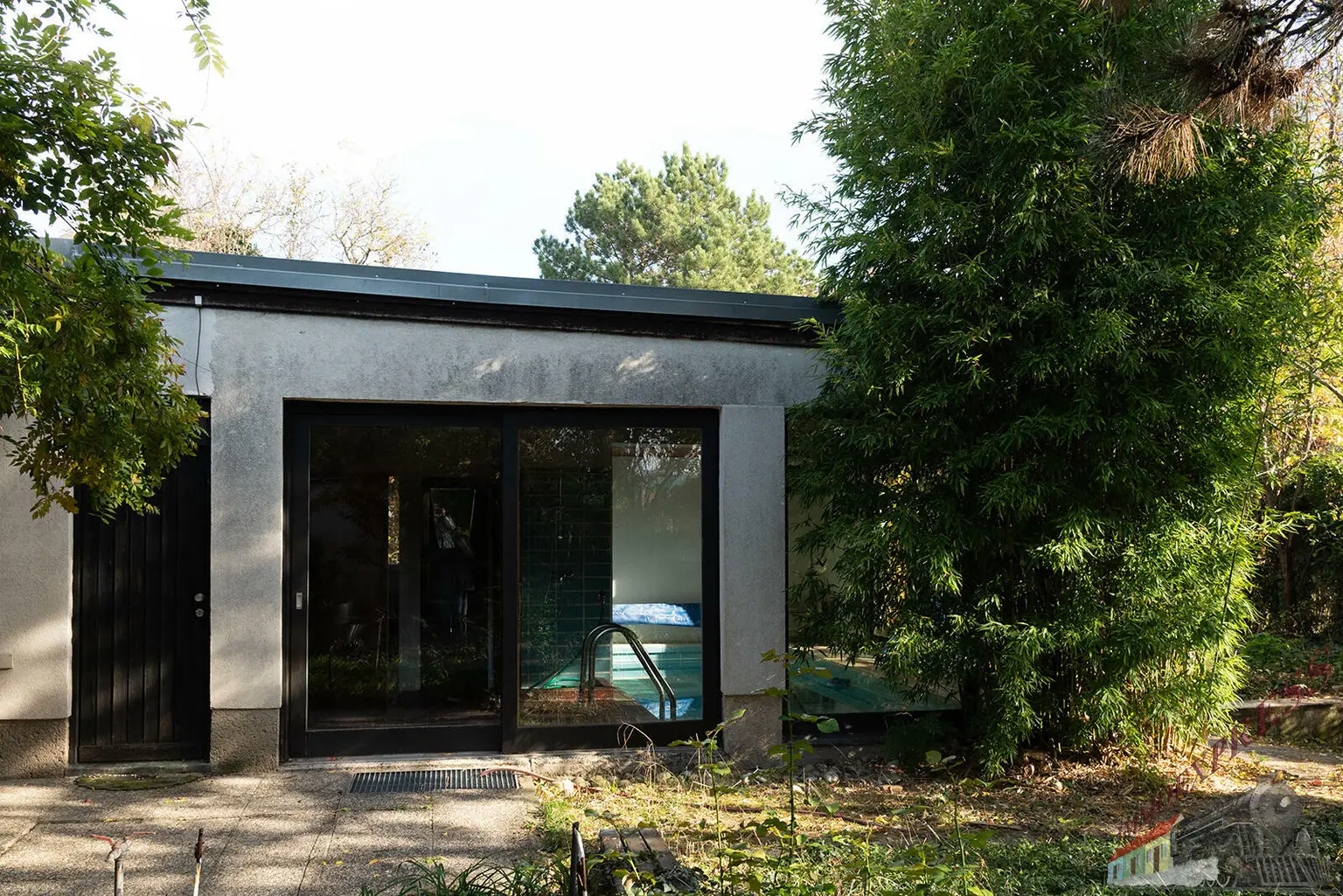 Architektenhaus mit Schwimmhalle in Ruhelage