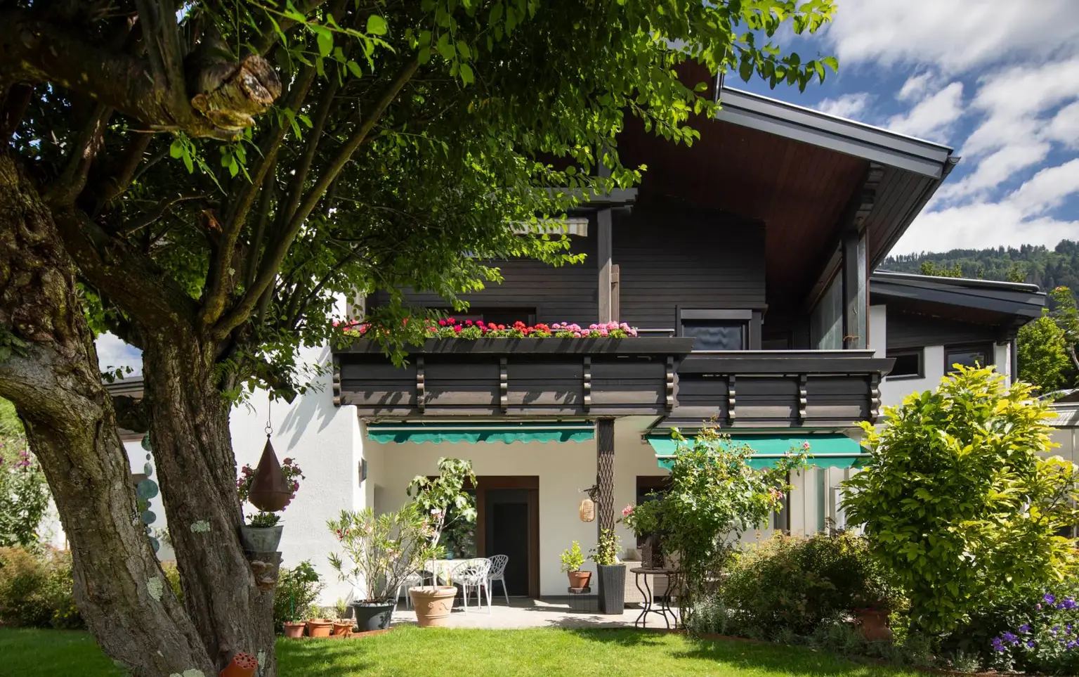 überdachte Gartenterrasse