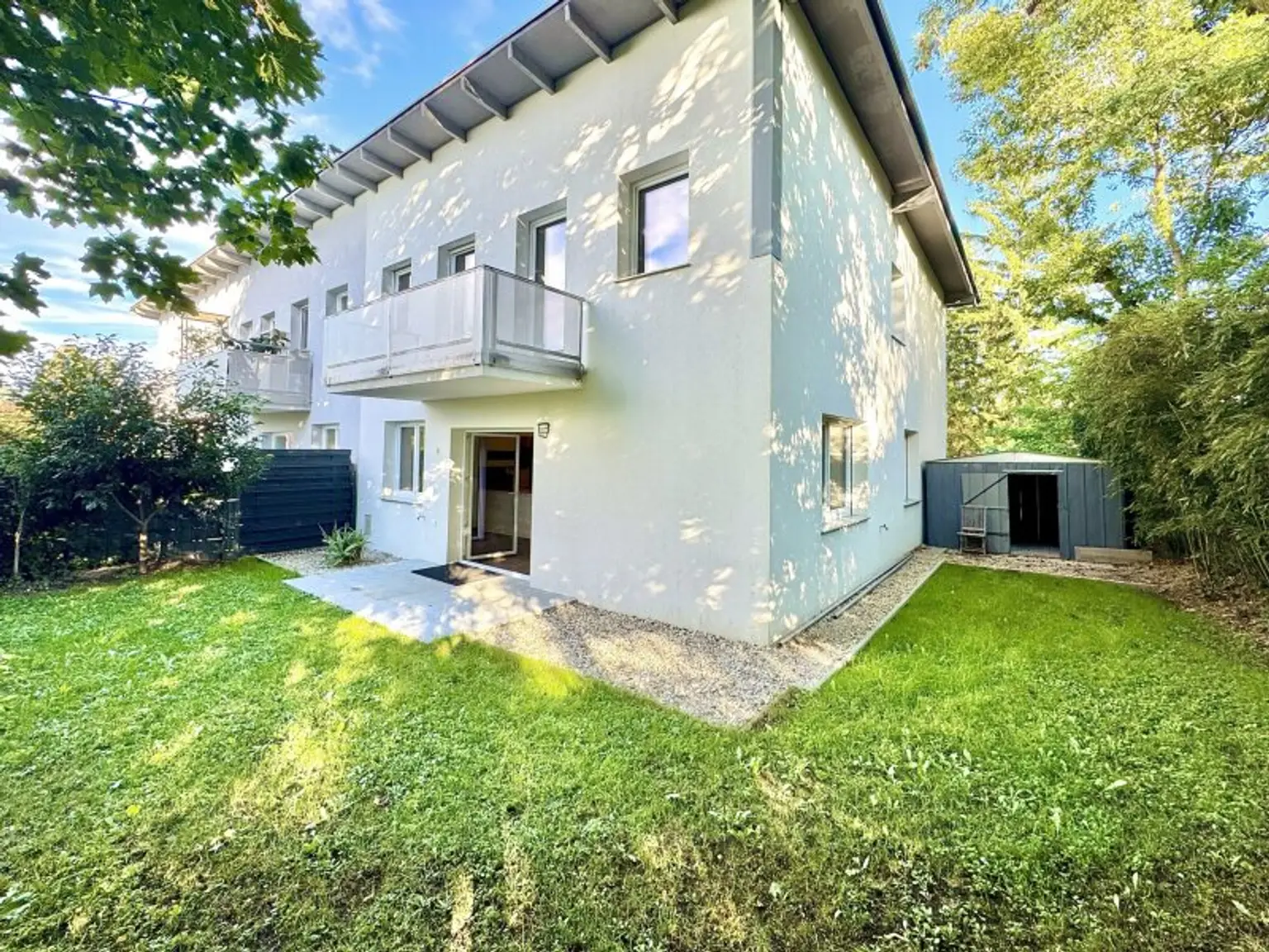Grüne Oase mit toller Infrastruktur I großzügiger Garten + Balkon I geräumige Zimmer I 2 Bäder I Alarmanlage I
