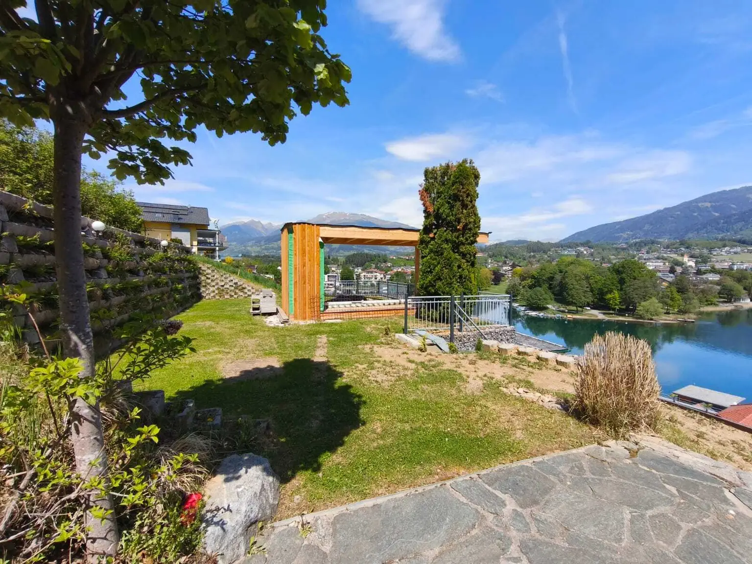 Außergewöhnliches Baugrundstück in Seeboden – unverbaubarer Seeblick, nur ca. 50 m zum Millstätter See