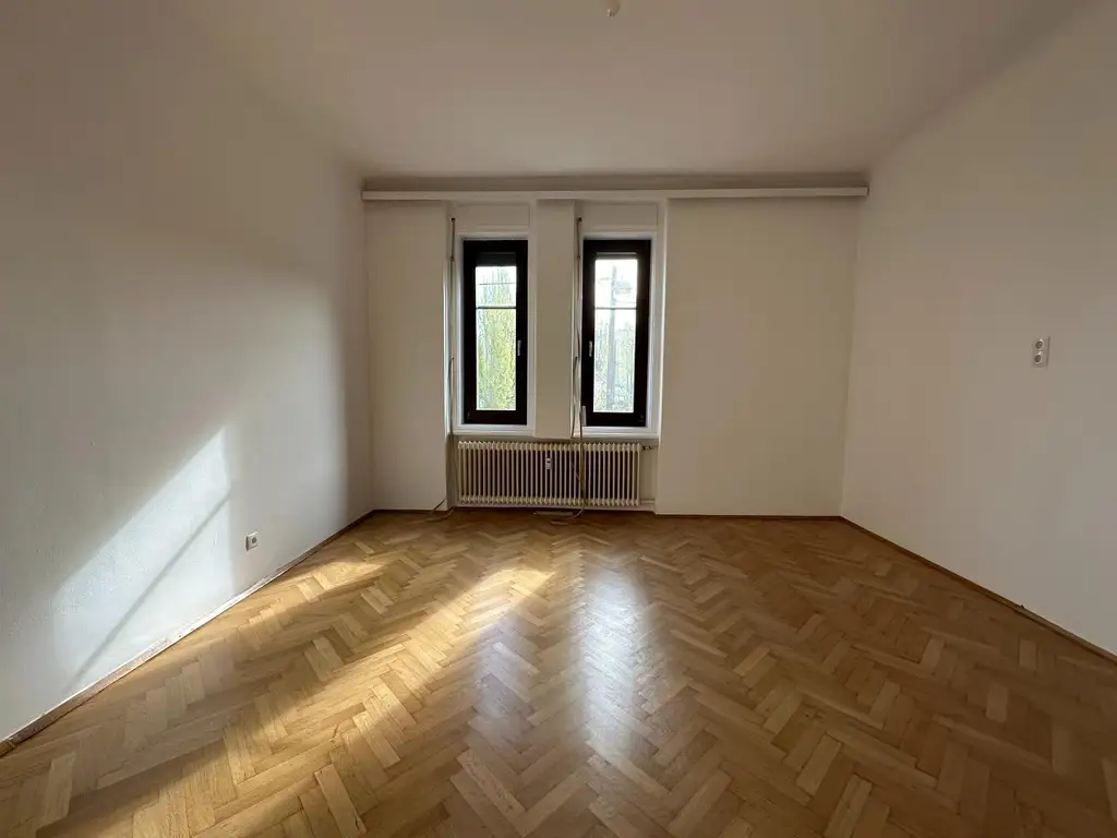 Altbauwohnung mit 4 Zimmer und Balkon