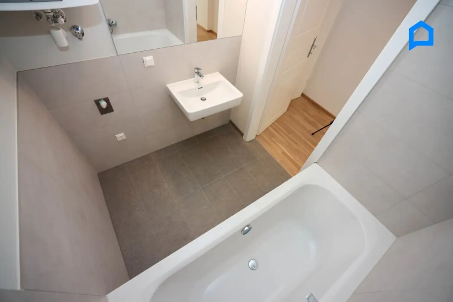Schönbrunnblick-Gloriette, ERSTBEZUG, JETZT einziehen! Dachgeschoss NEU mit modernster Ausstattung148m² Wohnfläche, 4 Zimmer plus Nebenräume, auch Altbau Etagen-Wohnungen, teilweise Kurzzeitvermietung möglich !