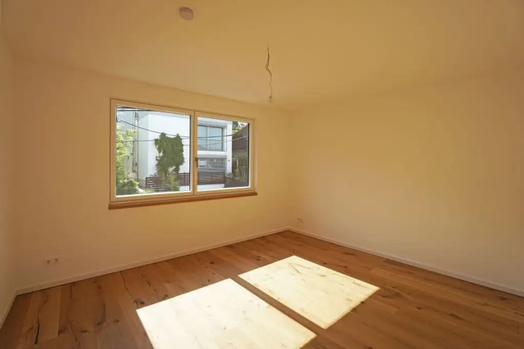 Satzberg: Exklusive Maisonettewohnung mit Stellplatz, kleinem Garten und Traum-Terrasse - ERSTBEZUG