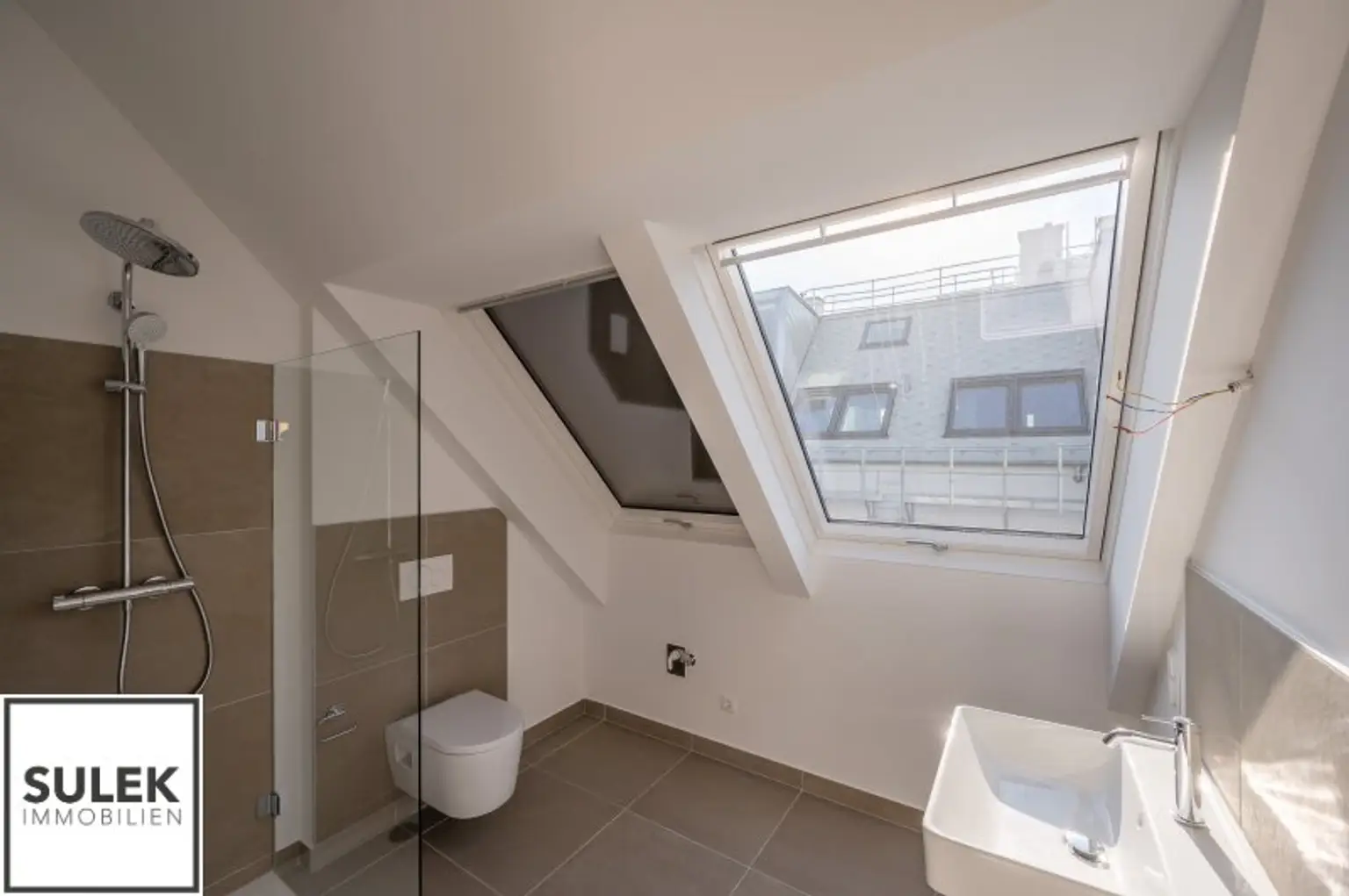 Erstbezug im Dachgeschoss mit offener Galerie-Ebene und tollen Lichtverhältnissen