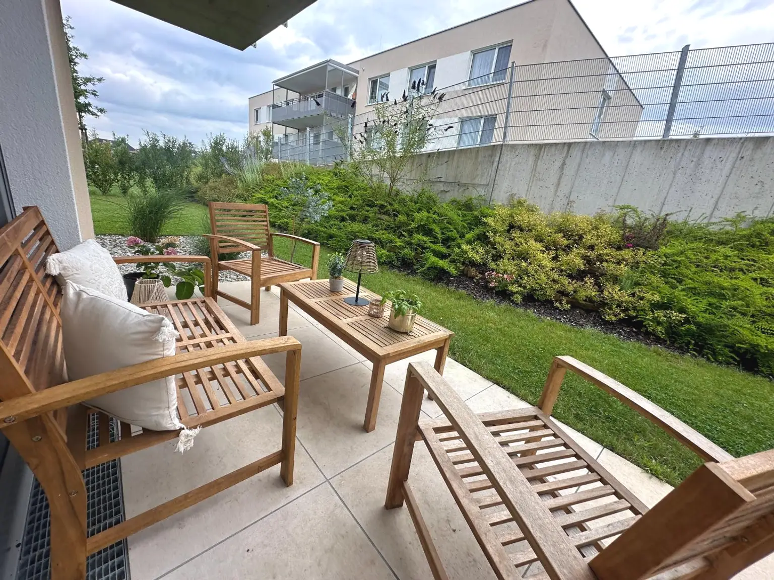 Vermietete Anlegerwohnung mit Garten – moderne Wohnqualität in ruhiger Lage