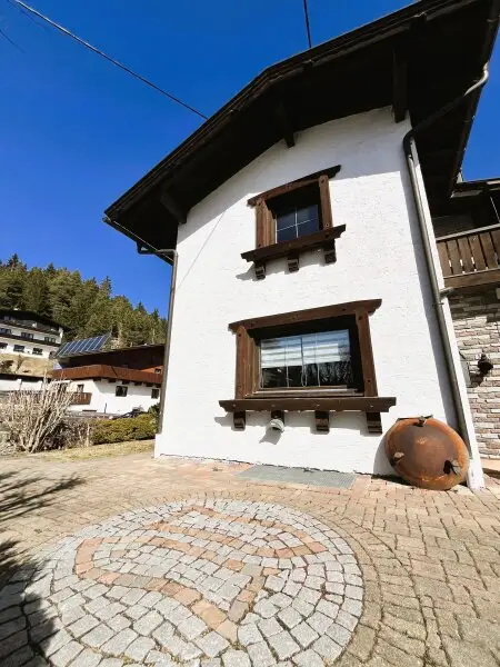 WOHNPERLE in Seefeld: 104m² große 4-Zimmerwohnung mit TIROLER ZIRBENSTUBE und 3 Balkonen fußläufig zum Skigebiet!