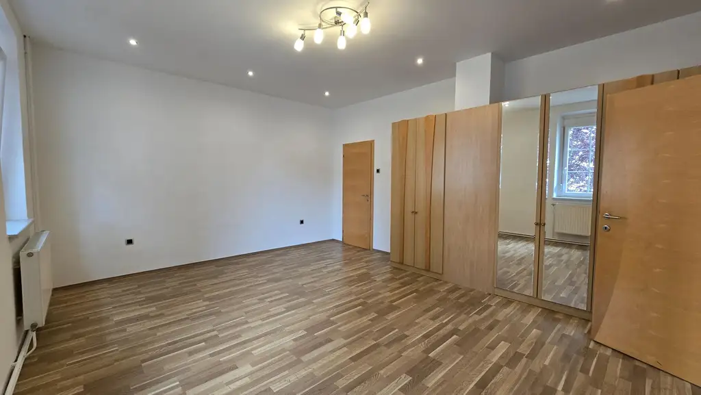 Vielseitiges Einfamilienhaus mit Pool, Garagen und großem Potenzial in Leibnitz