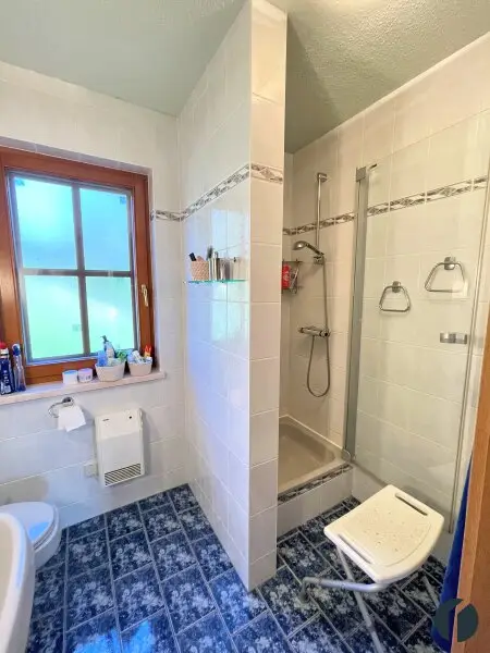 Bad mit Dusche und WC