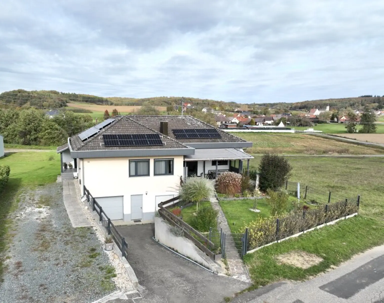 ** FAMILYS BEST **   Reinersdorf !! Bungalow mit ca. 122 m2 Wfl. in ruhiger, idyllischer Ortsrandlage mit ca. 1.200 m2 Eigengrund !!