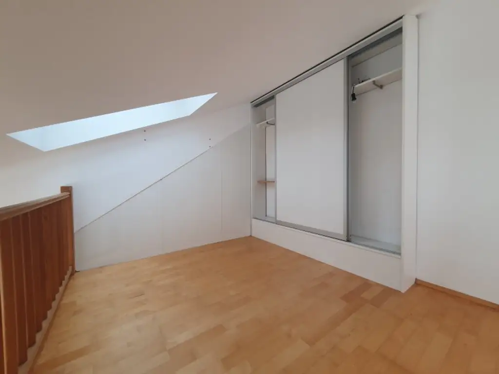 Atelierartige Dachgeschoss - Loftwohnung mit Terrasse