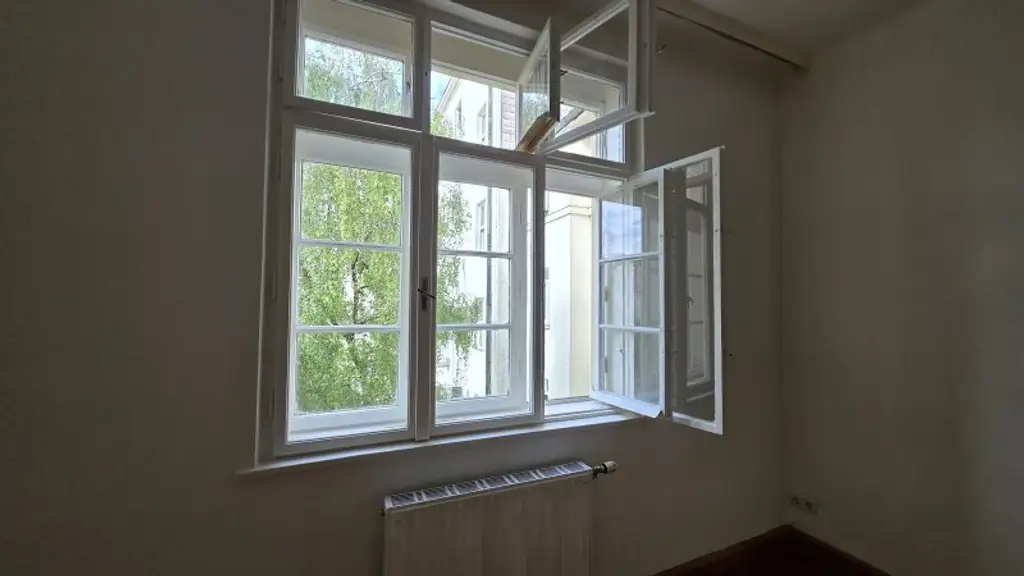 2-Zimmer-Wohnung in brauchbarem Zustand (Sanierungsbedarf!) - Balkon+Hofausrichtung - 3.Stock OHNE Lift
