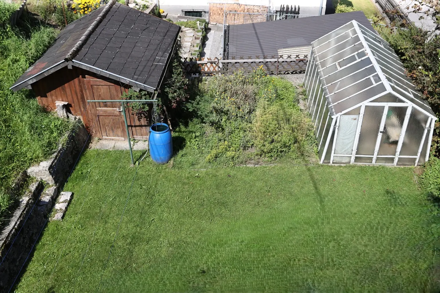 Ein-/Zwei- oder Mehrfamilienhaus zum Innenrenovieren auf 1.343 m² Grund mit Garage und Abstellplätze