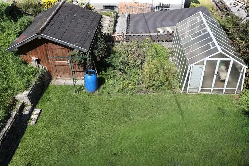 Ein-/Zwei- oder Mehrfamilienhaus zum Innenrenovieren auf 1.343 m² Grund mit Garage und Abstellplätze