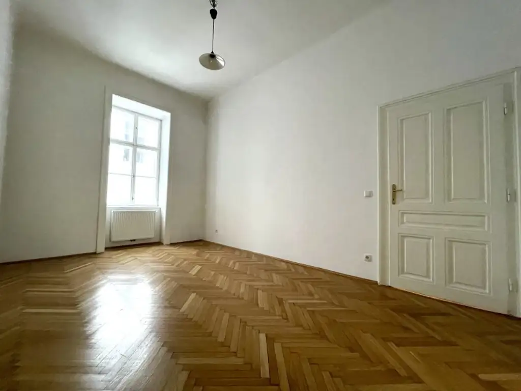 Stilvolle 2 Zimmer Wohnung, neu saniert, im wunderschönen Stilaltbau