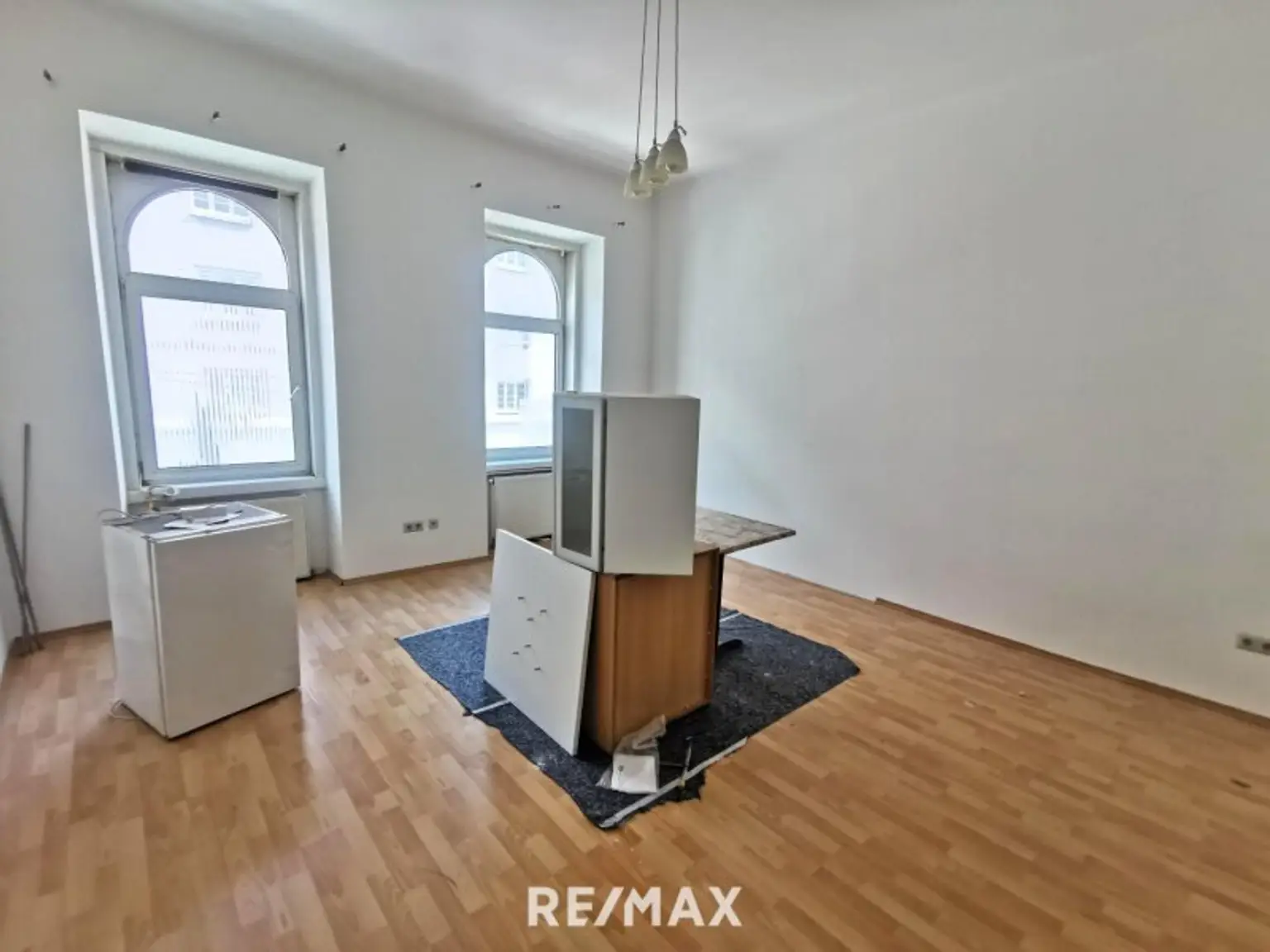 1 Zimmer Wohnungen, 2 Stück im gleichen Haus und Stock, zum sanieren.