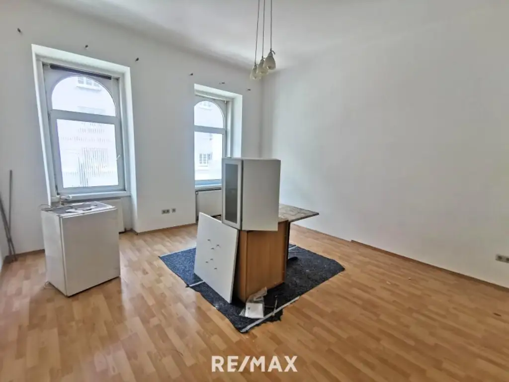 1 Zimmer Wohnungen, 2 Stück im gleichen Haus und Stock, zum sanieren.