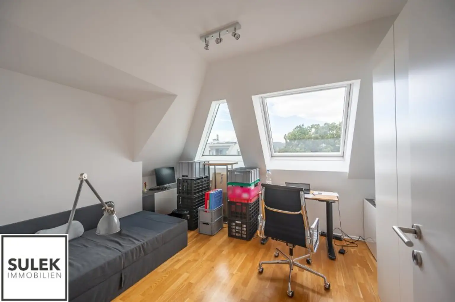 Ab Dezember: zentral begehbare 3 Zimmer Dachgeschoss Wohnung mit südseitigem Balkon im Herzen Döblings!