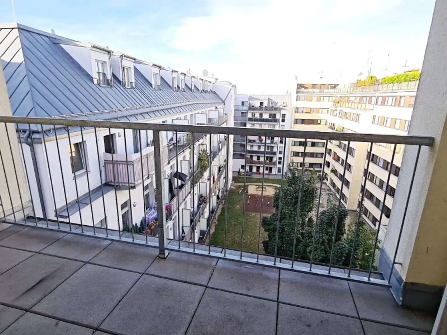 DACHGESCHOSS, gepflegte 103 m2 Neubau mit Loggia und Balkon, Wohnküche, 3 Zimmer, Wannenbad, Parketten, Holbeingasse