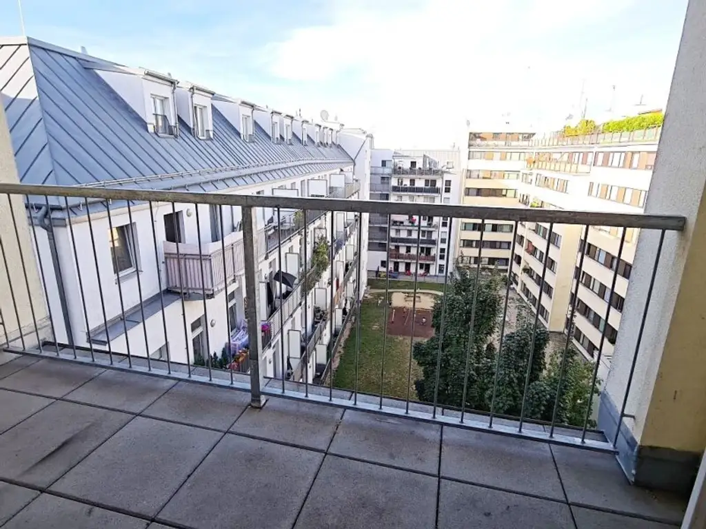 DACHGESCHOSS, gepflegte 103 m2 Neubau mit Loggia und Balkon, Wohnküche, 3 Zimmer, Wannenbad, Parketten, Holbeingasse