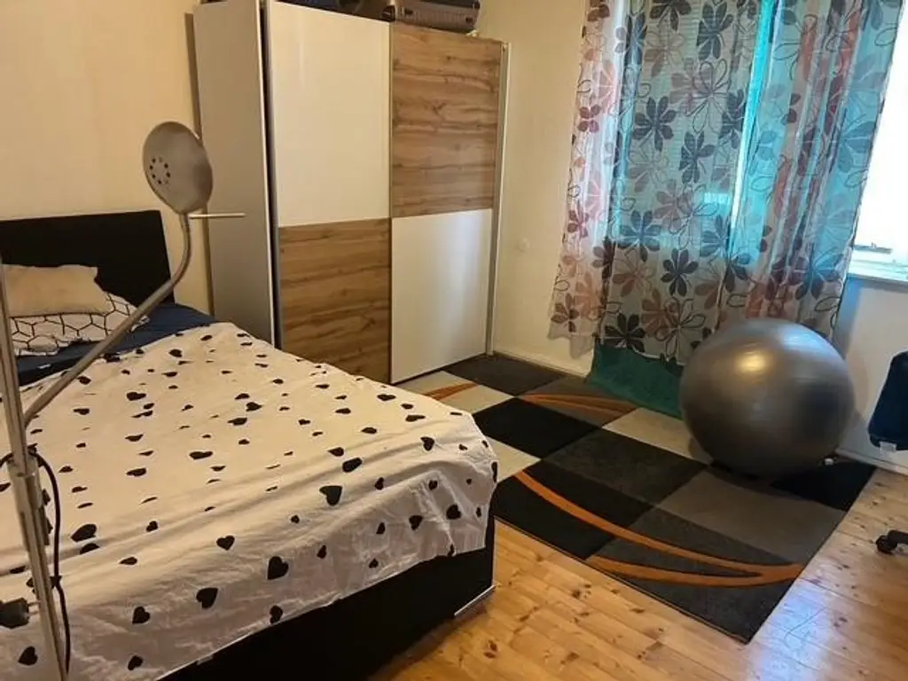 Kompaktes Wohnhaus mit Keller