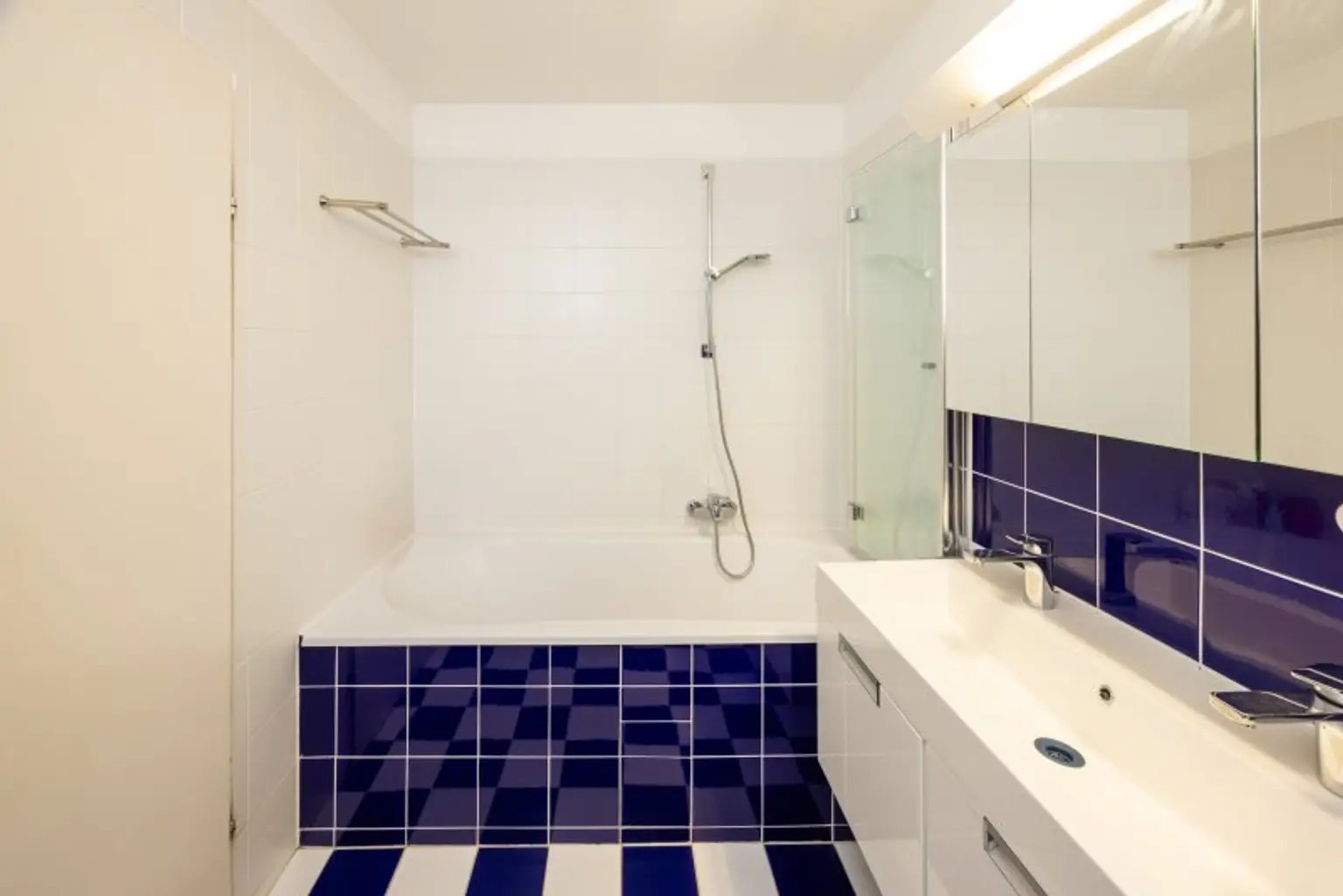 Badezimmer mit Wanne und Toilette