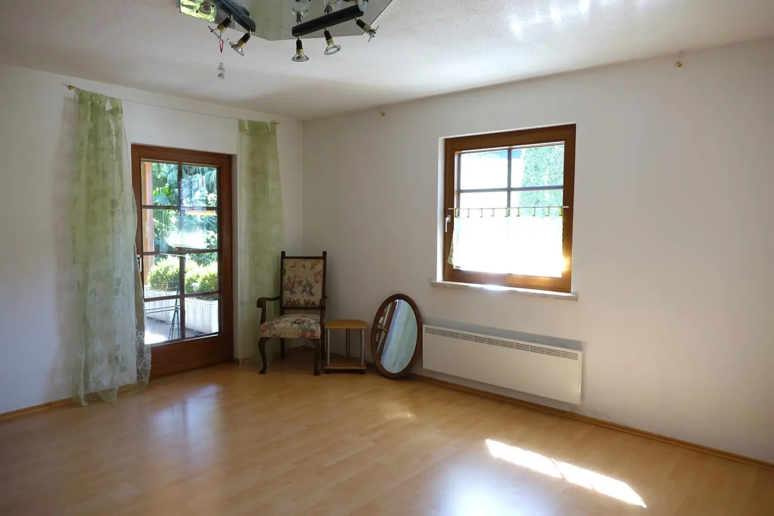 Geräumiges Einfamilienhaus, vollunterkellert, mit sehr schönem Garten!