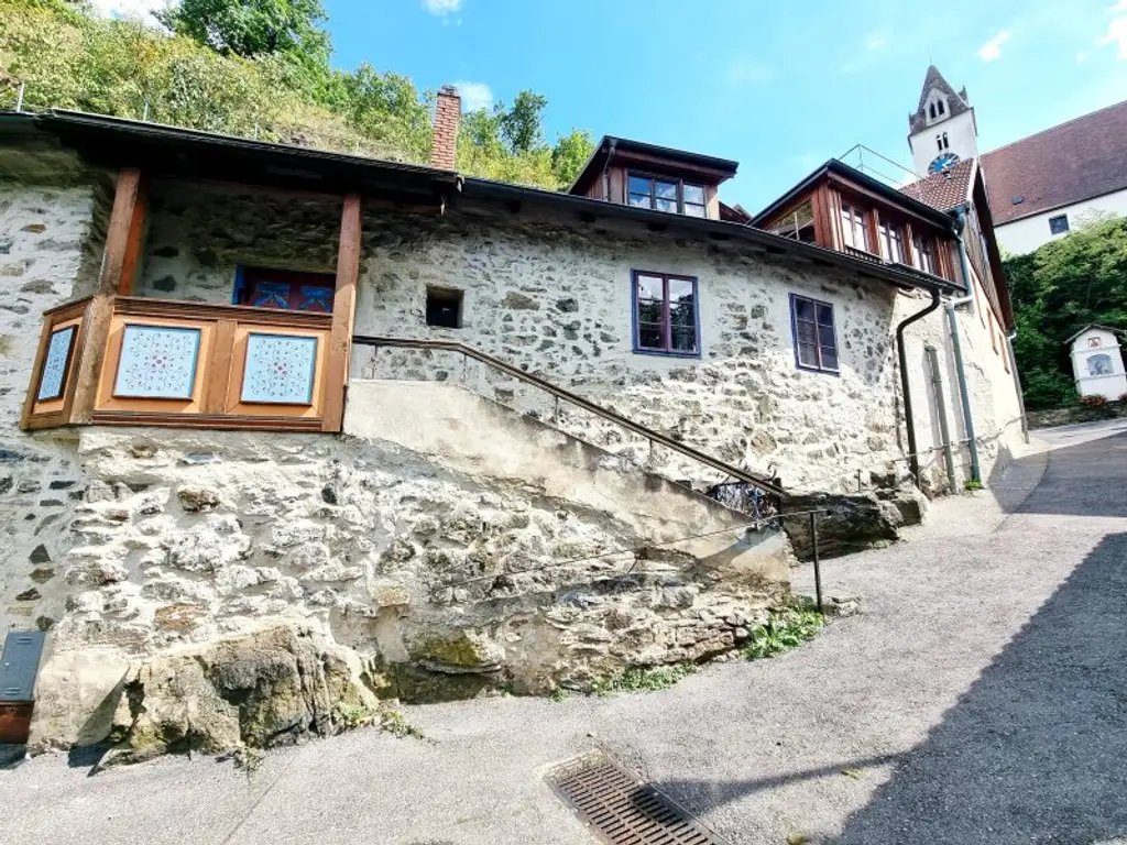 Geschichte atmen, Weinlandschaft genießen, am Ursprung der Marktgemeinde wohnen