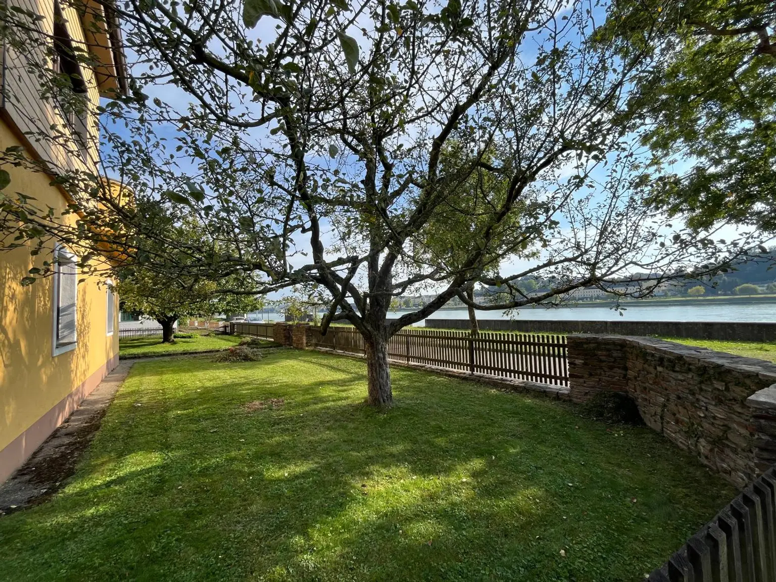 COMING SOON! Idyllisches Haus mit 2 Wohneinheiten in einzigartiger Lage direkt an der Donau möchte aus dem Dornröschenschlaf geweckt werden