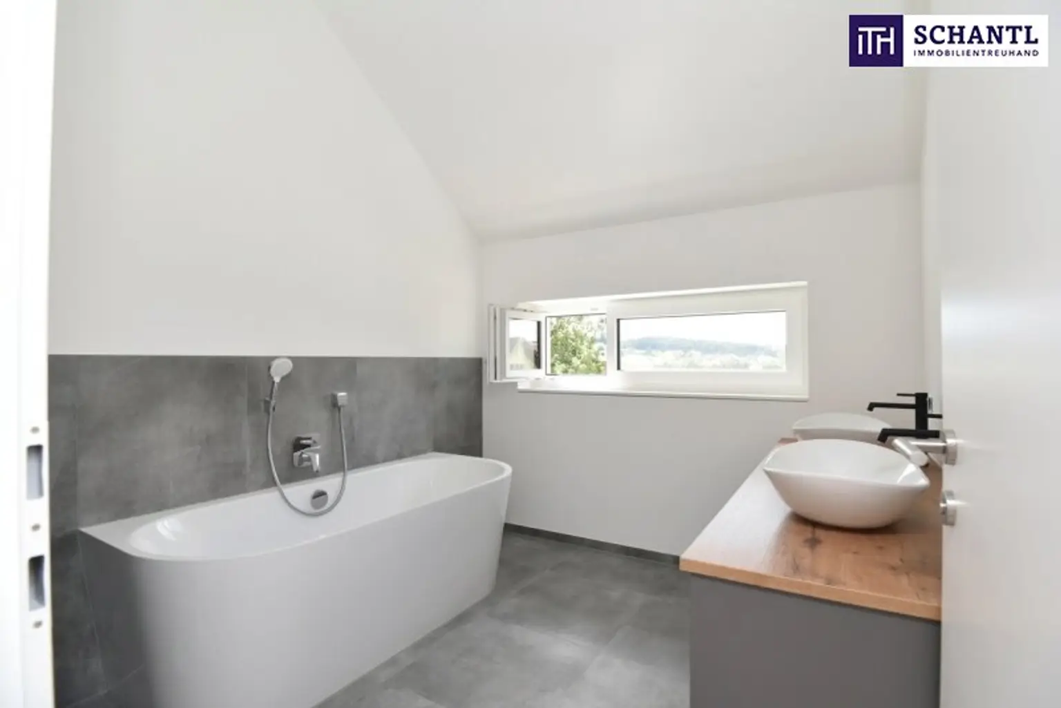 großes Badezimmer im OG