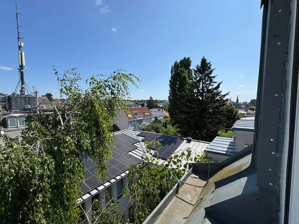 Top sanierte Dachgeschosswohnung in 1180 Wien – ideal für Singles & Paare