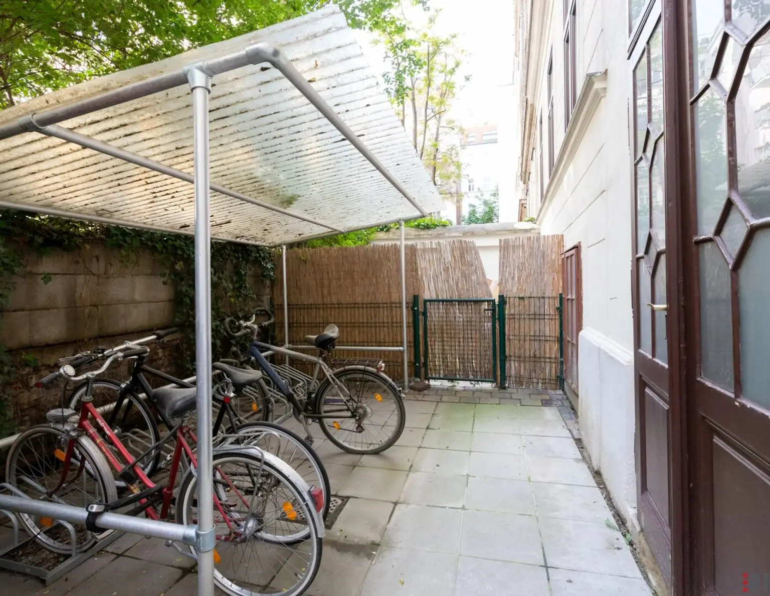 INVESTMENT IN BESTLAGE NÄHE 1. BEZIRK | Unbefristet vermietete Altbauwohnung mit baubewilligter Loggia | Repräsentatives Jahrhundertwendehaus | 3.OG