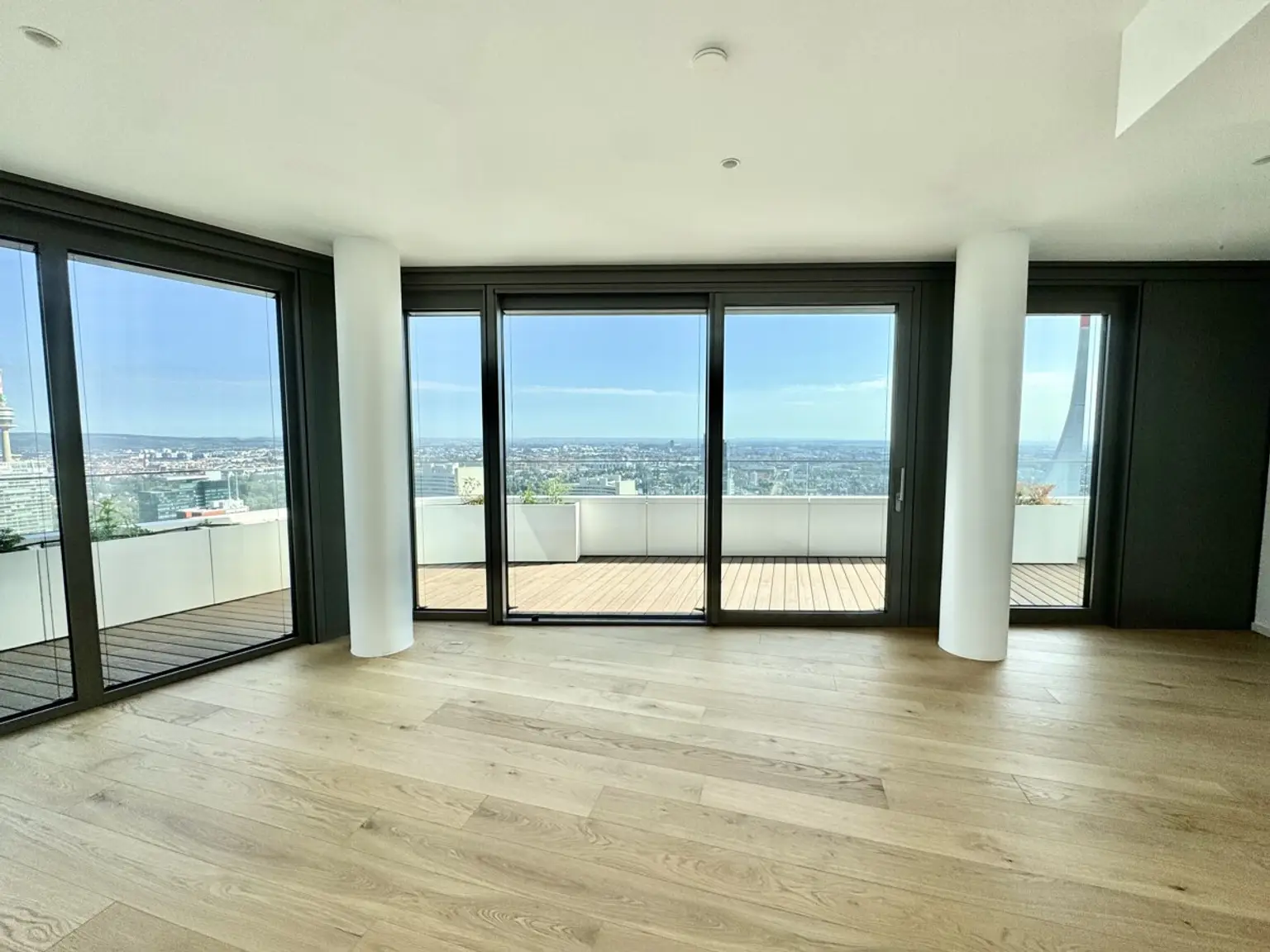 DANUBEFLATS. 40 Etage - The one and only: Einmalig inkl. Wellness and Swimming Pool