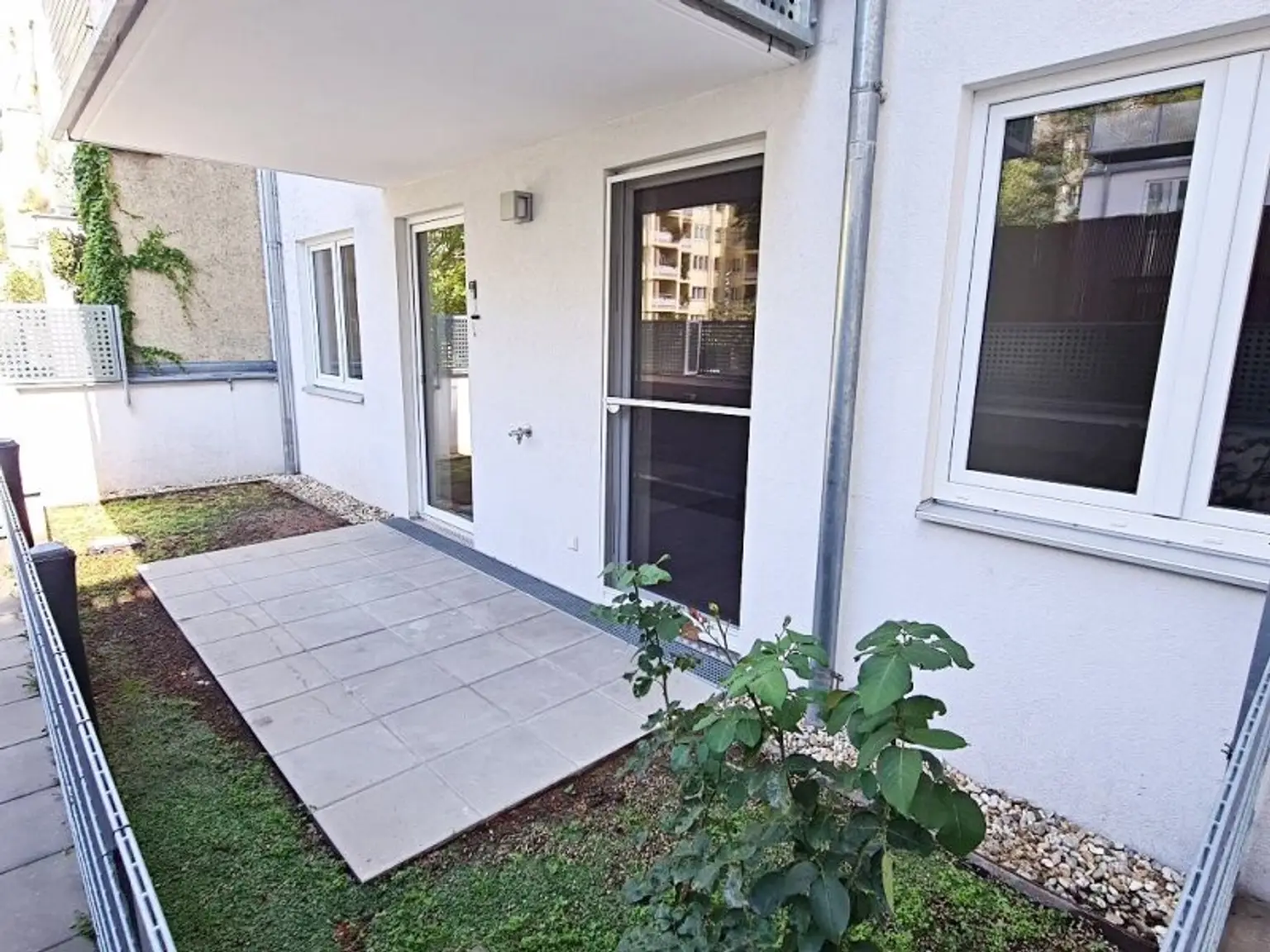 EIGENGARTEN, LORYSTRASSE, 75 m2 Neubau mit 23 m2 Garten, 2 Zimmer, Wohnküche, Wannenbad, Parketten, 1. Liftstock