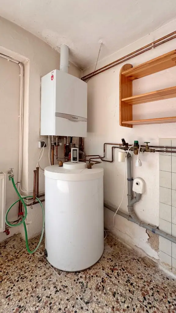 Ehemaliges Bauernhaus mit Nebengebäuden
