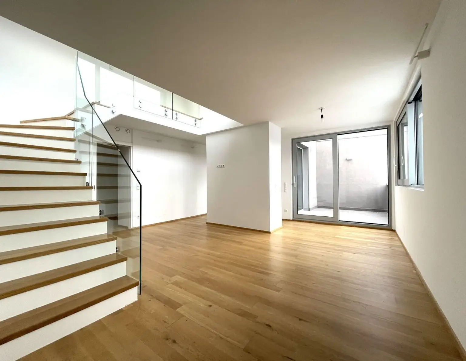 Top-sanierte Luxus-Maisonette auf zwei Etagen in zentraler Lage - 132m² Dachgeschosswohnung mit 3 Terrassen und 2 Bädern