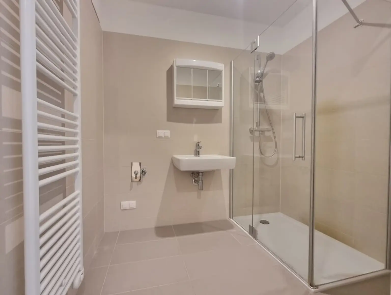 Neuwertige Wohnung mit Südbalkon, DAN-Küche und Freizeitangebot – Nähe U-Bahn