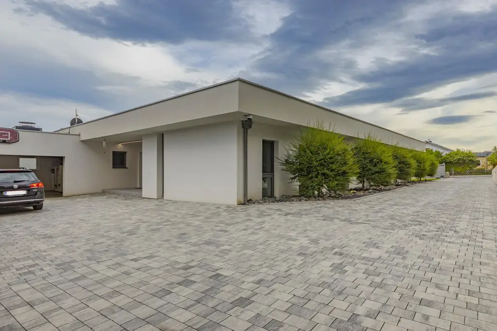 Alles auf einer Ebene – stilvoller Bungalow für höchste Wohnansprüche