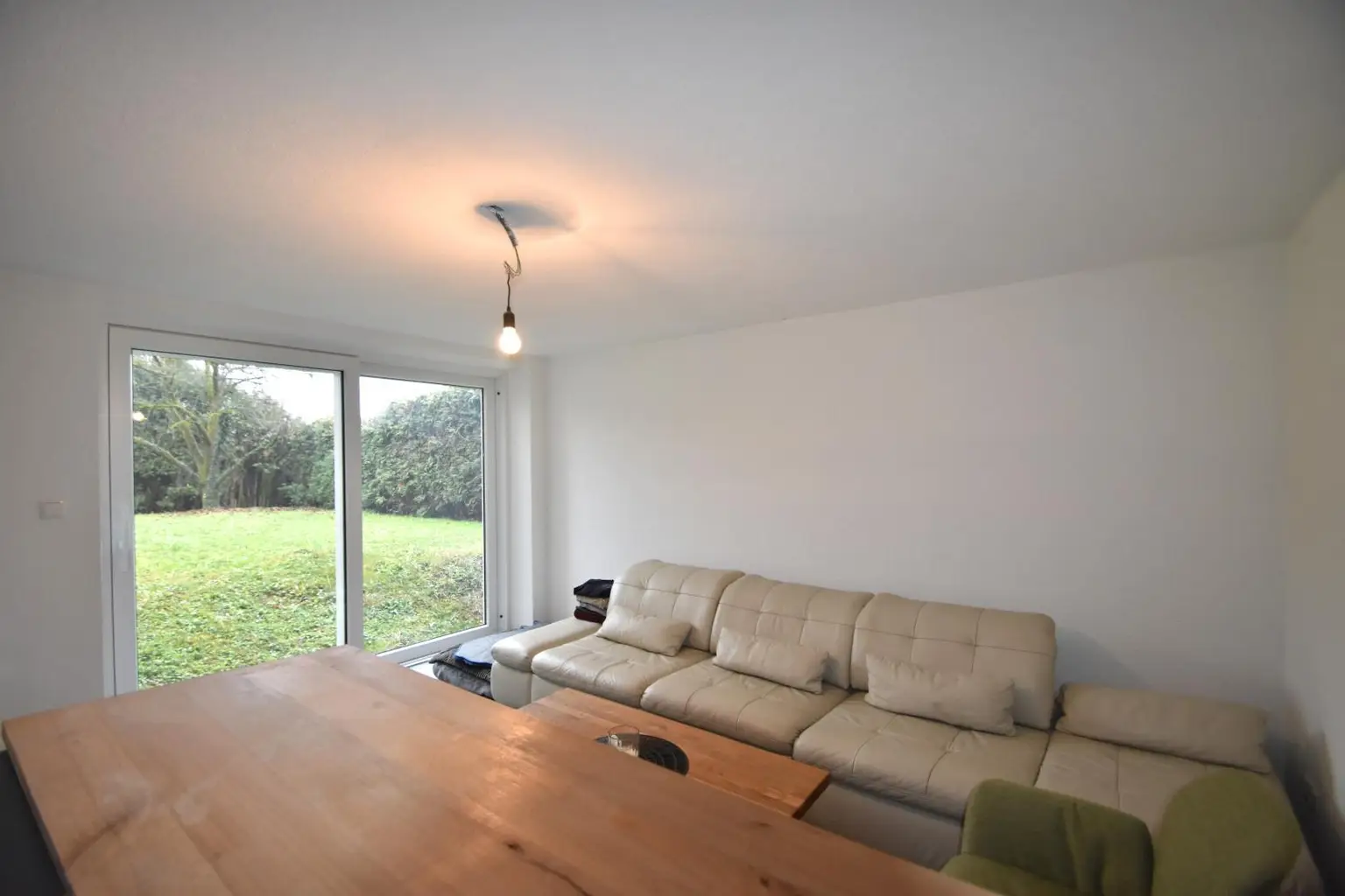 Partyraum mit Ausgang in den Garten KG